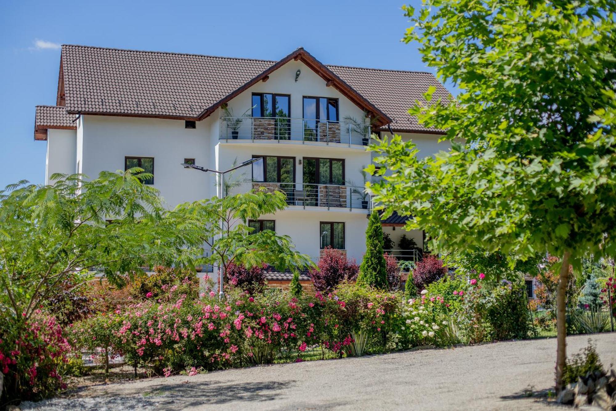 Готель Rem Garden Новачі-Страіні Екстер'єр фото