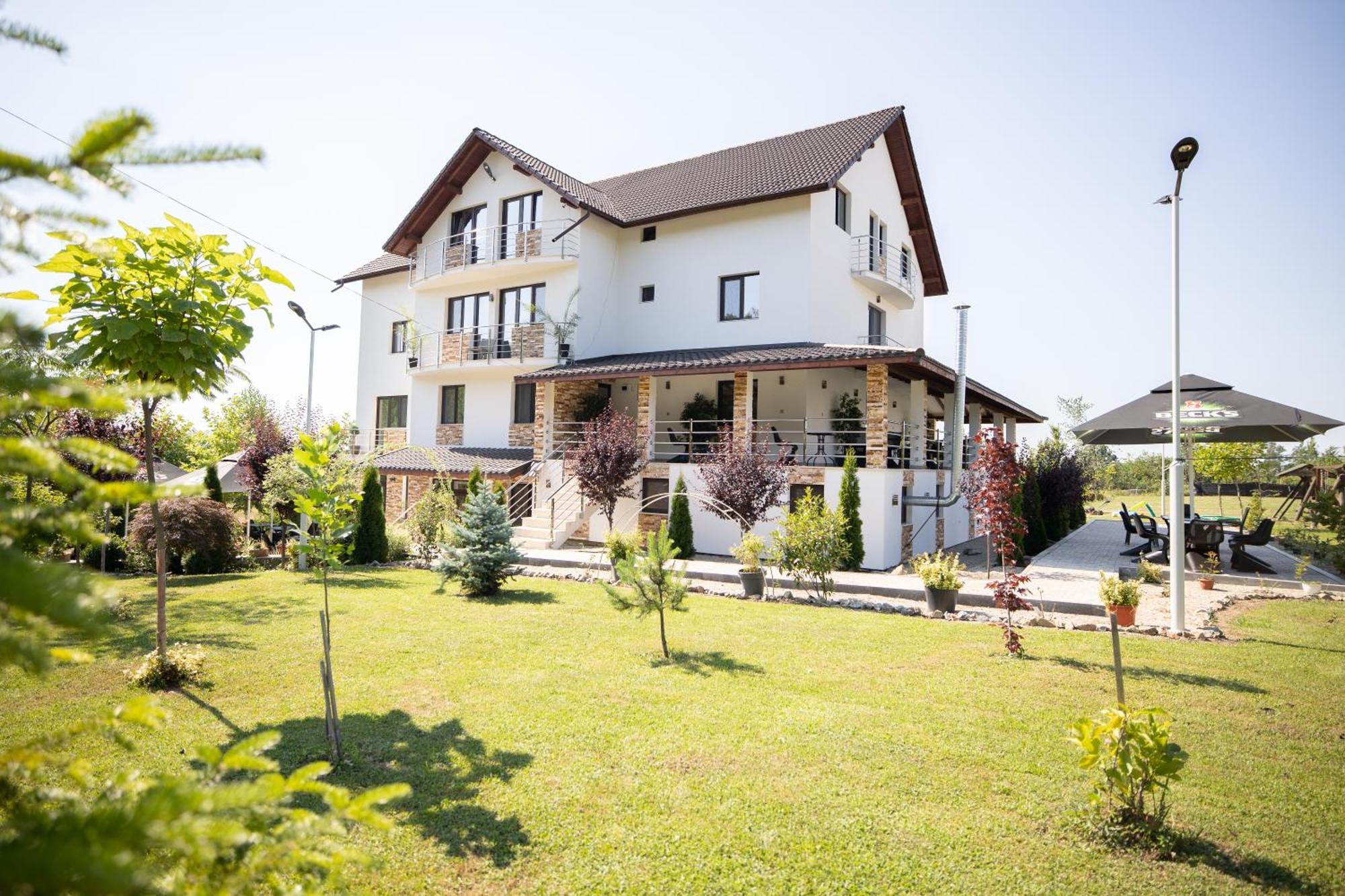 Готель Rem Garden Новачі-Страіні Екстер'єр фото